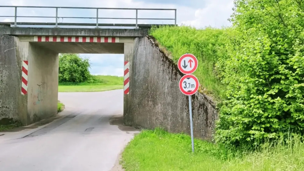 Einsatz Nr.36/2026: Zwei Unfälle am selben Tag: Sattelzug bleibt in Bahnunterführung bei Rain stecken