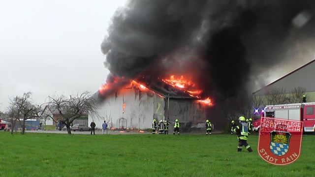 Einsatz Nr.97/2014: Feuer verwandelt Halle in Trümmerfeld